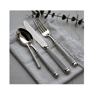 Elegante Juego de Cubiertos de Metal con Diseño de Mango Acanalado, Tenedor, Cuchillo y Cuchara, Acabado Espejo de Alta Calidad, Resistente al Óxido, para Bodas y Eventos - Product Image 1