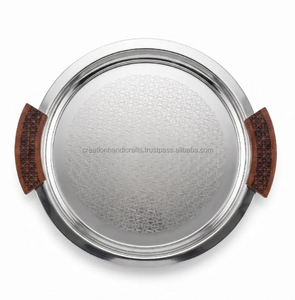Plateau de service rond en acier inoxydable, plateau en métal gravé, poignées en bois sculptées, plateau de service pour thé et café, plateau décoratif - Product Image 1