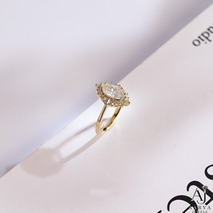 Anillo de Compromiso Solitario de Moissanita con Corte Marquesa Chapado en Oro de 14K y Engaste de Puntas para Mujer - Joyería de Lujo para Boda - Product Image 2