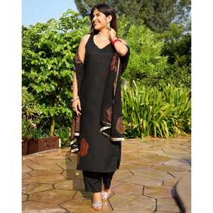 Conjunto de Traje Pintado a Mano en Color Negro, Talla XS, Marca Manya - Product Image 2