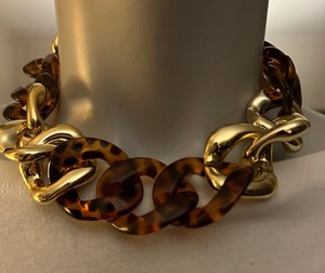 Collar de resina - Joyería artesanal de resina con diseño moderno, resina transparente clásica pulida de la India - Product Image 1