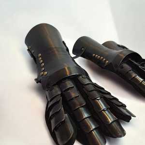 Gants de chevalier médiévaux en acier personnalisés, plaqués nickel noir, style antique, technique de moulage d'armure pour les bras - Product Image 4