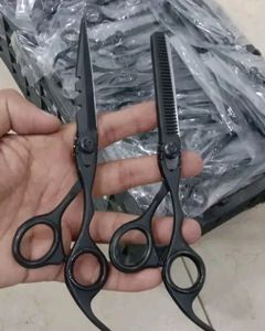 กรรไกรตัดผมสแตนเลสคุณภาพสูงแบบกำหนดเองสำหรับช่างตัดผมมืออาชีพ ใช้ได้ทั้งในร้านและที่บ้าน ขายส่ง - Product Image 1