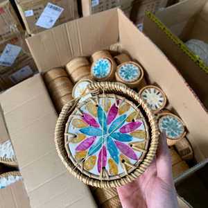 Posavasos de Mosaico de Conchas Marinas Naturales Hechos a Mano con Borde de Ratán, Decoración Costera para el Hogar, Posavasos para Bebidas, Regalo, Recuerdo - Product Image 2