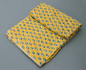 Tissu en coton jaune imprimé à la main style Jaipuri, motif floral, doux et respirant, tissu indien au mètre pour robes et couvertures. - Product Image 3