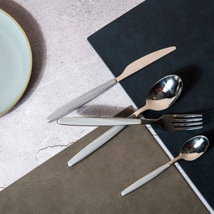 Ensemble de couverts modernes en métal pour présentation sur table, comprenant une cuillère et une fourchette, conçu pour une réception élégante - Product Image 6