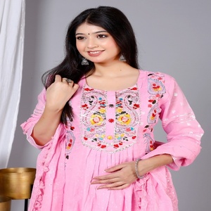 Conjunto de Kurta Anarkali de Algodón Rosa Elegante y Estilizado NIYANI con Bordado Intrincado y Dupatta para Bodas, Fiestas y Playa, Largo hasta el Tobillo para Mujer - Product Image 5