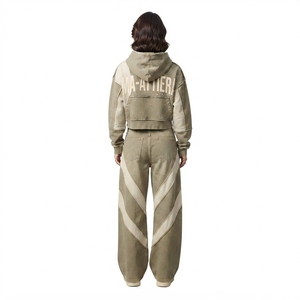 Conjunto deportivo informal de dos piezas para mujer, con sudadera corta con cremallera y pantalones anchos de chándal. - Product Image 2