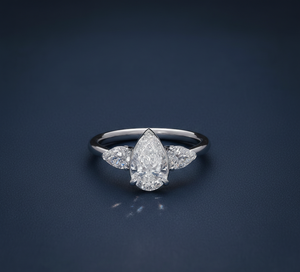 Bague de fiançailles en or blanc 14 carats plaqué rhodium avec 3 diamants de laboratoire certifiés IGI de 1,50 ct, forme poire, couleur F, pureté VVS2, pour femme - Product Image 1