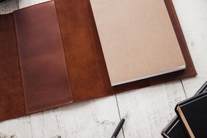 Funda de Cuero Genuino Hecha a Mano de Lujo con Logotipo Personalizado, Fabricante de Fundas para Libros, Funda para Diario Recargable, LBC-0026 - Product Image 2