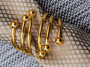 แหวนรองผ้าเช็ดปากทองเหลืองโบราณขายส่ง พร้อมอุปกรณ์ตกแต่งโต๊ะอาหารทำมืออย่างหรูหรา สำหรับโรงแรม ร้านอาหาร และงานแต่งงาน ส่งออกต่างประเทศ - Product Image 3