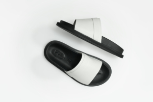Sandales PUP confortables et légères pour l'été, fabriquées à la main en cuir de vache véritable, avec une large bande, une semelle épaisse et un amorti, sandales plates tendance - Product Image 3