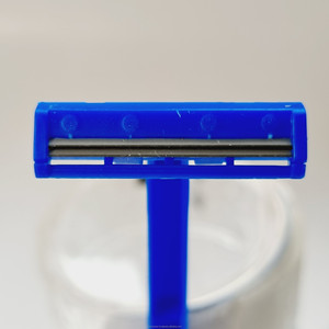 Rasoir de sécurité jetable écologique Design à double lame Lames légères en acier inoxydable Manche en plastique Fabriqué au Vietnam - Product Image 6