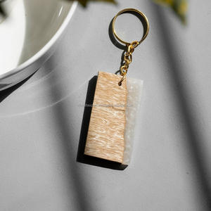 Buena calidad y precio de llavero con letras de flores Llavero con inicial de resina floral personalizado El precio más competitivo - Product Image 6