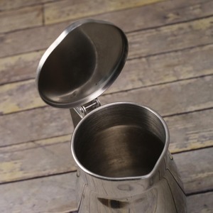 Carafe à eau en acier inoxydable de qualité supérieure avec couvercle, idéale pour servir les boissons dans les restaurants, hôtels, cuisines et salles à manger. - Product Image 2