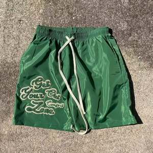 Shorts de sport pour homme en polyester satiné noir brodé, avec cordon de serrage, taille mi-haute, respirant, imperméable, écologique, séchage rapide, athlétique - Product Image 3