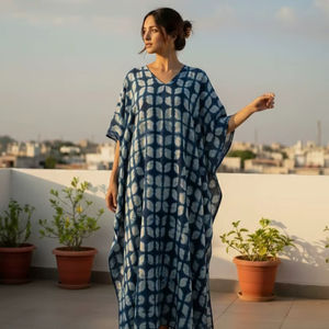 ชุดเดรสยาวผ้าฝ้ายสไตล์ชาติพันธุ์สั่งตัดสำหรับผู้หญิง คอวี ลายมัดย้อม ซักได้ ปรับเอวได้ด้วยเชือกผูก - Product Image 1