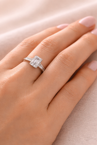 แหวนหมั้นเพชรทรงเอเมอรัลด์คัทที่เพาะเลี้ยงในห้องปฏิบัติการ |   แหวนทอง 14K ชุบทองคำขาว ประดับเพชรทรงบาแกตต์ 4.50 กะรัต รุ่น Trilogy Tapered สำหรับงานแต่งงานที่ได้รับการรับรอง - Product Image 3