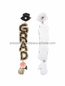 Boucles d'oreilles pendantes de graduation faites à la main, broderie de perles de rocaille, motif lettre GRAD, bijoux classiques, accessoires de fête personnalisés et originaux - Product Image 2