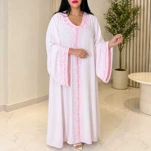 Robe Abaya rose clair avec broderie rose complexe, élégante, à manches longues, style maxi kaftan islamique avec manches évasées, longueur totale - Product Image 3