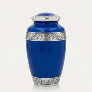 Urna Funeraria Artesanal para Adultos, Elegante Recipiente Conmemorativo de Latón con Acabado en Peltre, Tapa Roscada Segura y Diseño Floral Grabado - Product Image 4