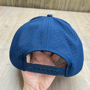 Casquette Snapback Bleue 6 Panneaux Unisexe Adulte Décontractée Couleur Unie en Toile de Polyester avec Trous Découpés au Laser pour Vente en Gros - Product Image 3