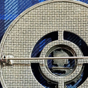 Broche Tradicional Escocés con Diseño de Escudo de Clan y Patrón de Cuadros, con un Detalle Detallado de Cardo, el Más Vendido 2026 - Product Image 6