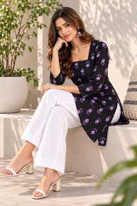 Kurti Floral Negro para Mujer |   Túnica de Algodón con Estampado de Flores Moradas |   Kurta india de cuello cuadrado y manga 3/4 |   Ropa Casual Étnica - Product Image 3
