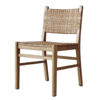 La chaise de salle à manger tressée Williams Sonoma Sullivan présente une structure en bois robuste et un siège et un dossier en rotin tressé à la main.