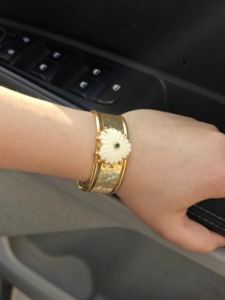 Pulsera de lujo con diseño de corazón tallado a mano en piedra sintética color marfil, con detalles de esmeralda y circonita cúbica, chapada en oro de 18k. - Product Image 5