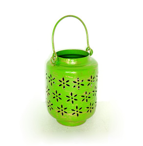 Lanterne cylindrique en métal violet avec motif découpé pour la décoration de la maison - Product Image 3