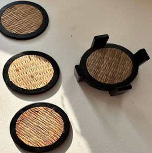 Sous-verres ronds en bambou tressé ou en rotin de paille avec bordures en bois foncé et support en bois assorti, disponibles à prix de gros. - Product Image 1
