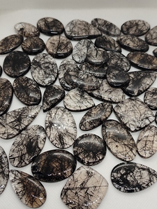 ควอตซ์รูไทล์สีดำธรรมชาติทรงหลวมแบบคาโบชอง คริสตัลบำบัดรูปทรงต่างๆ อัญมณีดิบสำหรับจักระ จิตวิญญาณ และเรกิ - Product Image 6