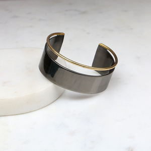 Brazalete de Latón Bicolor - Brazalete Abierto Minimalista de Metal Mixto - Joyería Ancha de Estilo Marcante en Gris Metálico y Dorado para Mujer - Product Image 1