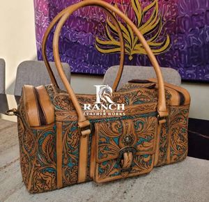 Sac de voyage artistique géométrique en cuir tanné turquoise, fait main, avec fermeture éclair et bandoulière unique pour femme - Product Image 1