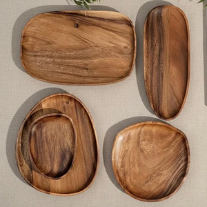 Assiette à apéritif artisanale en bois massif de chêne irrégulier - Product Image 1