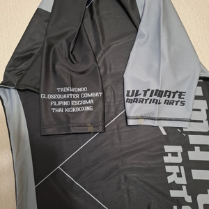 เสื้อรัดรูปสำหรับฝึกซ้อมบราซิลเลียนยิวยิตสูแบบไม่ใช้ผ้าป้องกัน (No Gi) สำหรับการฝึกและการต่อสู้ ระบายอากาศได้ดี มีแผ่นตาข่าย สำหรับผู้ใหญ่ เป็นมิตรกับสิ่งแวดล้อม ช่วยกระชับกล้ามเนื้อ - Product Image 5
