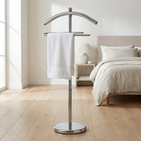 Porte-manteau sur pied minimaliste avec étagère simple, design moderne en métal pour chambre et salon, base stable