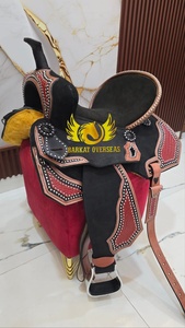 Silla de montar western personalizada de cuero de cocodrilo rojo con tachuelas plateadas para espectáculos ecuestres y carreras de barriles, equipo portátil para equitación. - Product Image 3