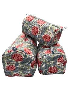 Bolsa de Cosméticos de Algodón Floral Gris Hecha a Mano |   Bolsa de Maquillaje Acolchada con Forro Impermeable y Cierre |   Neceser de Viaje Artesanal - Product Image 2
