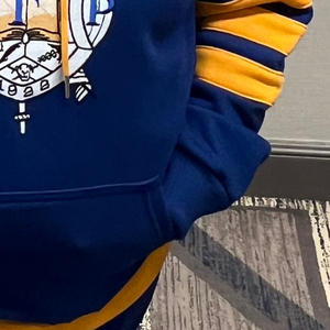 Sudadera con Capucha Estilo Hockey Azul Rey y Dorado, Unisex, con Bordado Frontal, Cuello de Encaje, Manga Larga, Bolsillo Canguro, Deportiva Casual - Product Image 5
