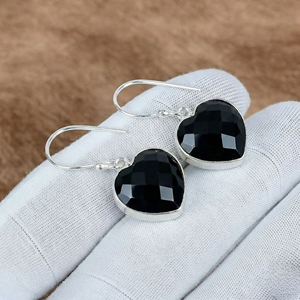 Pendientes de Corazón con Ónix Negro en Engaste de Bisel, Plata de Ley 925 Sólida, Pendientes Colgantes con Gema Facetada para Mujer - Product Image 1