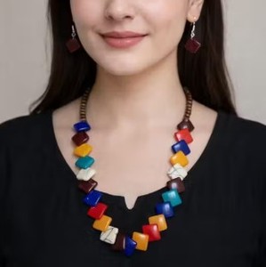 Collar Hecho a Mano para Mujer con Cuentas de Resina Dorada, Joyería de Moda India para Bodas y Fiestas por Blatant Exports - Product Image 2