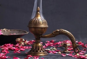 Brûleur d'encens en laiton au design antique, aspect moghol, décoratif pour la maison et l'hôtel, parfum agréable, meilleur prix abordable - Product Image 2