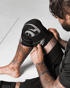 Rodillera de compresión de licra tejida negra y gris con estampado por sublimación, transpirable, de ajuste fácil, para protección en levantamiento de pesas para hombres. - Product Image 6
