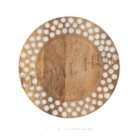 Assiette de service décorative ronde en bois texturé avec bordure à pois blancs gravée pour la décoration de table