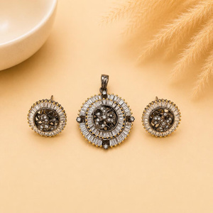 Pendentif plaqué or style Inde du Sud avec boucles d'oreilles clous, bijoux de mariée tendance, ensemble collier de mariage certifié IGI - Product Image 1