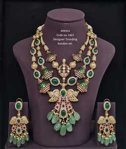 Conjunto de Joyería Green Kundan 09414, Collar y Aretes de Latón Chapado en Oro con Cuentas, para Bodas y Fiestas, para Mujer - Product Image 1