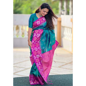 ผ้าส่าหรีสีเขียวลายทอแบบเอลีท พร้อมขอบผ้าไหมสีชมพูเนื้อนุ่มลายดอกไม้ ประดับด้วยงานปักดิ้นทอง สำหรับชุดออกงานกลางคืน น้ำหนัก 0.65 กรัม - Product Image 2