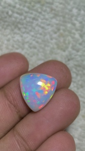 Opale éthiopienne naturelle de forme trilobée, 5 carats - Product Image 1